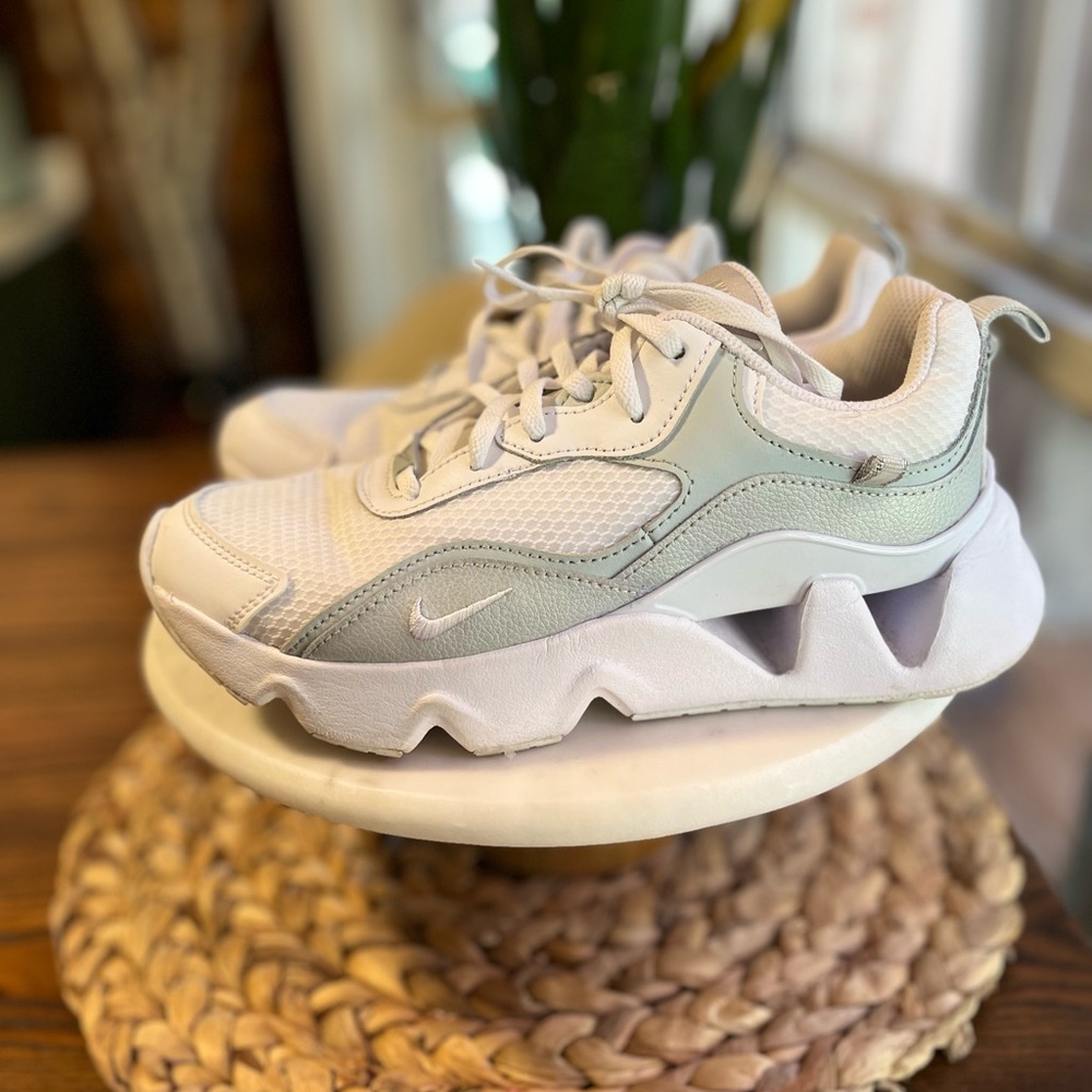 Nike RYZ 365 shoes in Excellent condition! Women’s size 7